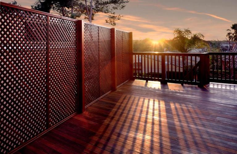 Terrasse en bois à Romillé : choisir l'essence adaptée